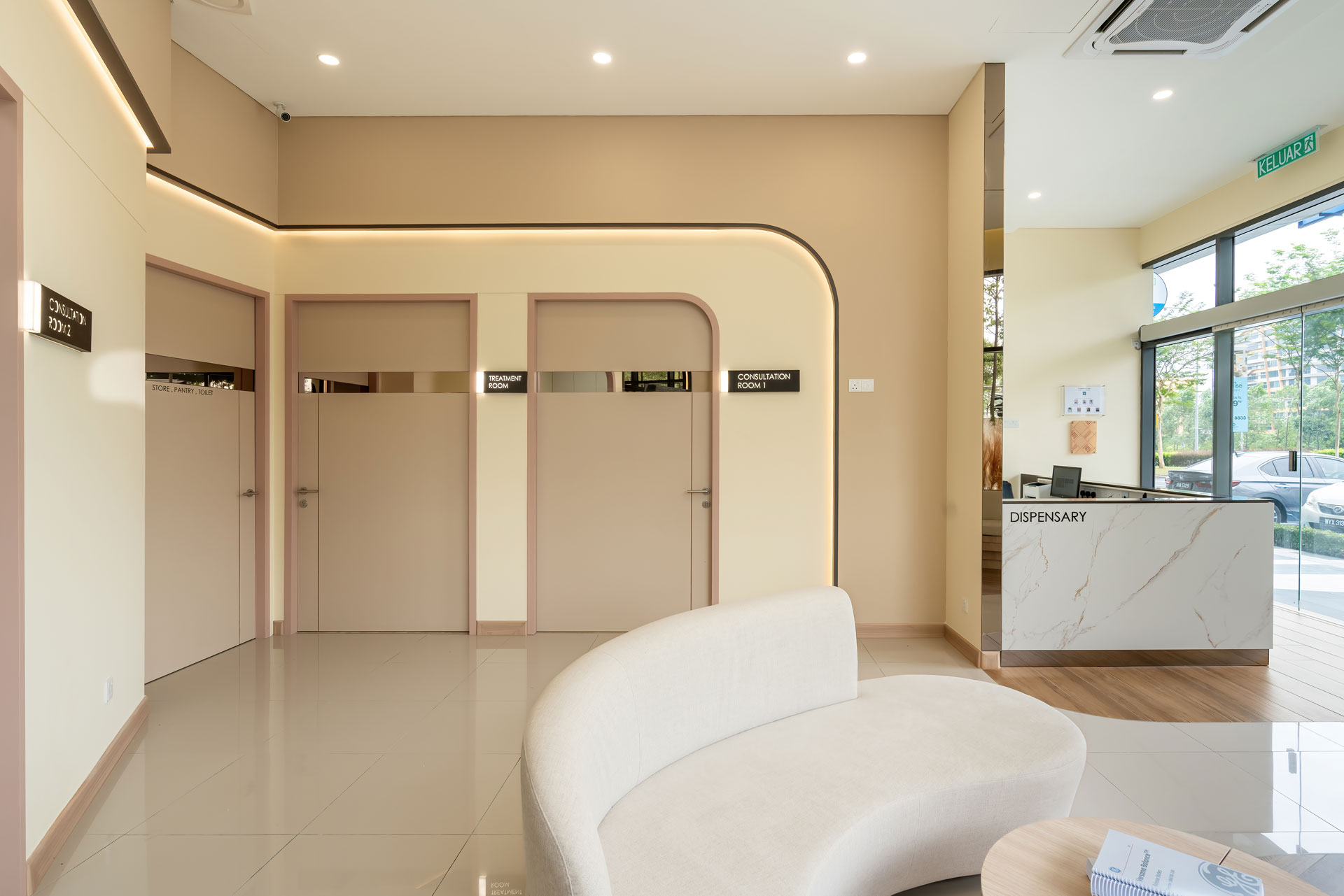 Interior ruang menunggu di Klinik Perubatan Bandar Puteri Puchong - Klinik Glowmedics